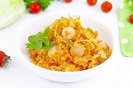 Капуста тушеная с сосисками порц.150